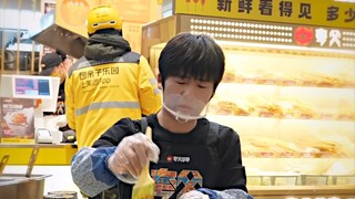 给大家表演不一样的吃饼