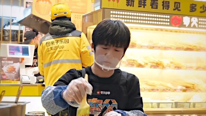 给大家表演不一样的吃饼