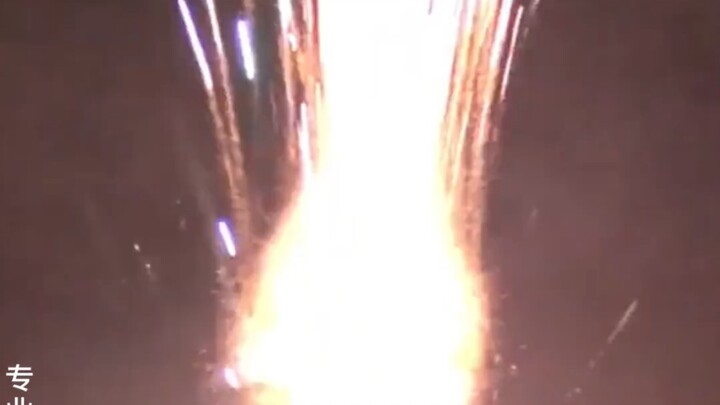 Được ai đó tag để ngắm màn pháo hoa đẹp đến mức như từ trời rơi xuống thế này, đúng là một cảm giác 