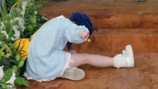 Hinata mulai melakukan peregangan setelah berolahraga