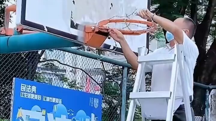 Mengunci ring basket dan memasang rantai besi—siapa yang punya ide ini? Netizen: Pasal-pasal KUH Per