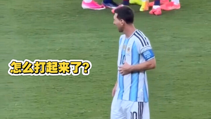 Sau khi trận đấu kết thúc, Messi đang bắt tay với các cầu thủ; trên sân, cầu thủ hai đội xô xát, hỗn