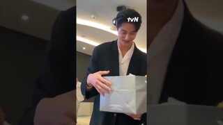 Receiving flowers from Sunjae 🥹💛 #tvNAsia #BestKoreanEntertainment #LovelyRunner #ByeonWooSeok