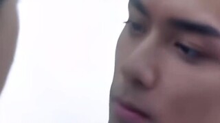 Watch the new kiss scene to cure the star madness. After confirming the look in the eyes, you and I 