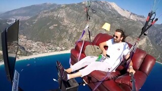 ครูสอนร่มร่อนวัย 29 ปีจากตุรกีนั่งโซฟาบินขึ้นสู่ท้องฟ้า