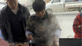 Zhou Binglun sungguhan di dunia nyata, menggunakan Amaterasu untuk membantunya membuat pancake isi