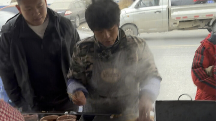 A real-life Zhou Biren offline, using Amaterasu to help him make stuffed pancakes