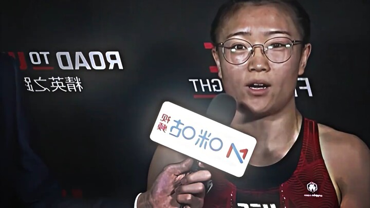 “Giọng nói ngọt ngào thế, chắc hẳn rất yếu đuối nhỉ”