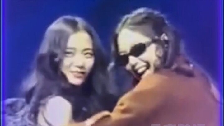 จีซู: ถูกคนดึงเสื้อคลุม