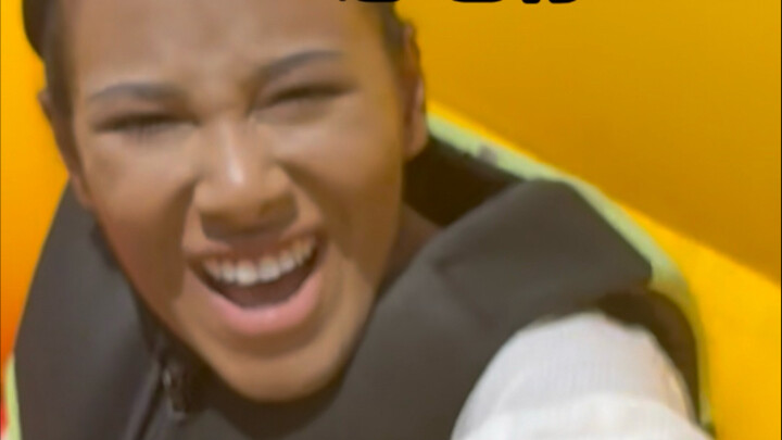 Pikachu sành điệu trên biển