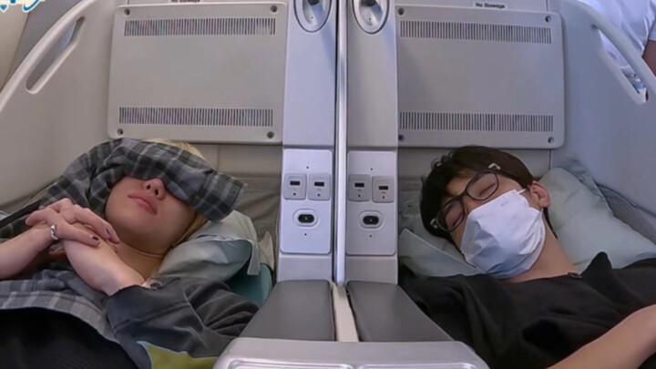 【Yuan Ba】Ba tidur bersandar di tangan Yuan sambil bilang, “Minghao, aku tidur dulu ya~” Yuan yang se