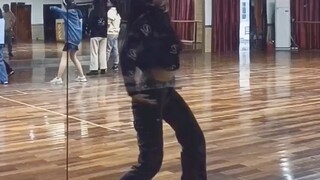 被后面偷看的学妹整害羞了