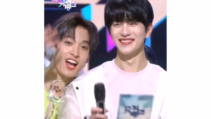 Bayi Pumin Golden Child bersama para kakak SEVENTEEN yang sangat menghibur, ditambah tatapan tak ter