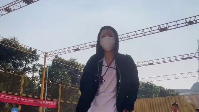 Đứa trẻ hỏi tôi rằng sàn nhà có nóng không.