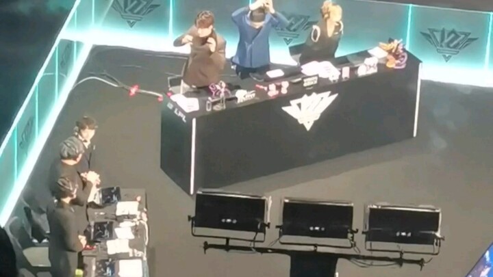 What’s the commentator’s stance during the Bubble Stage match between WBG and EDG?