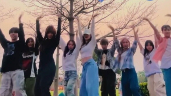 I declare that the charm of the group portrait reaches its peak under the spring sunset! Cover of Bl