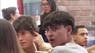 当路人看到健身男有什么反应？