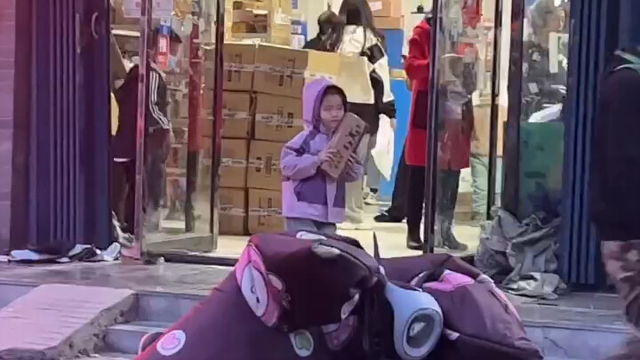 The little girl helped her mom pick up a package but forgot to take a photo before leaving. As a res