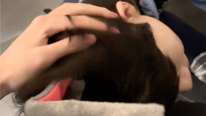 Em trai đáng yêu mèo sữa non