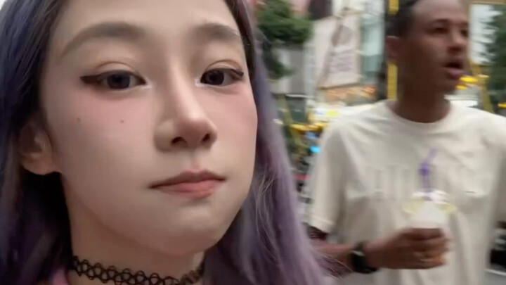 Hoa Cường Bắc đã hoàn toàn chìm đắm trong thế giới nghệ thuật của riêng mình… Đến Hoa Cường Bắc mà c