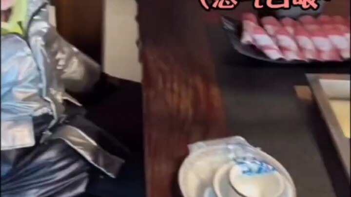 Nổ tung là giáo dục! Mẹ ruột trèo lên cây!