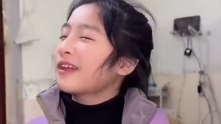 妈妈晒出自己的两个女儿，考完试反差太大。网友:学渣的快乐，学霸体会不到