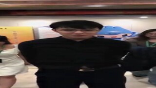 ضحك متواصل وواسع