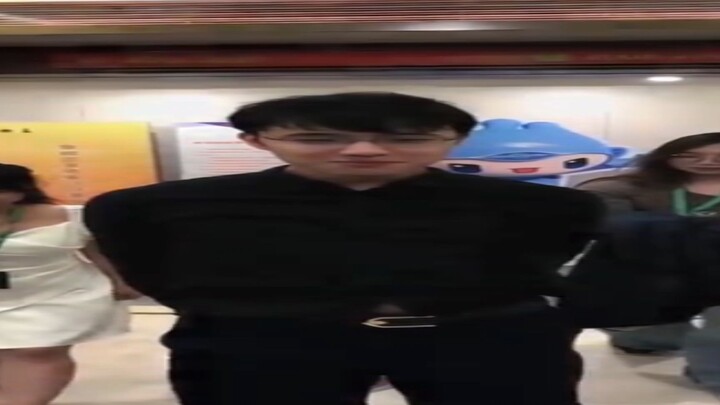 ضحك متواصل وواسع