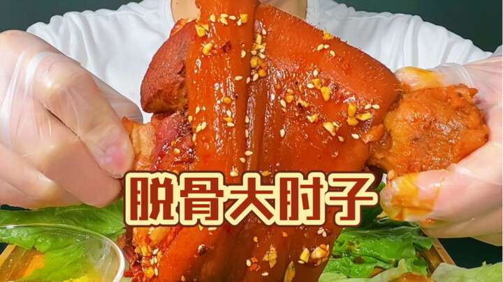 Daging babi berbalut tepung itu sangat lezat!