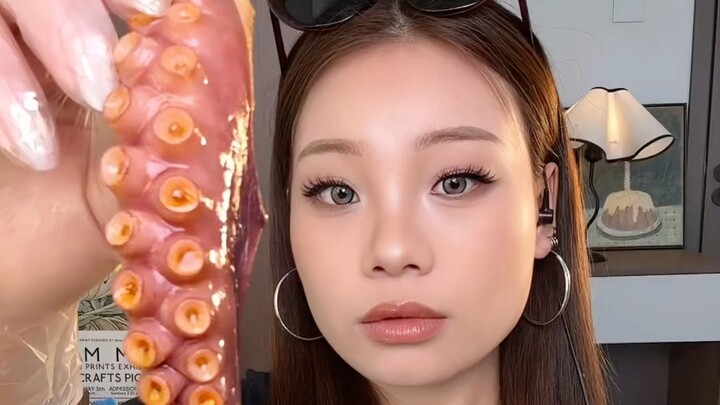 Cô gái sau khi ăn hết một đĩa hải sản trộn kiểu Thái thì đã no rồi
