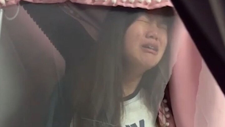 ตอนที่ฉันทะเลาะกับแฟนแล้วร้องไห้ เพื่อนร่วมห้องก็ถ่ายรูปฉันตอนร้องไห้