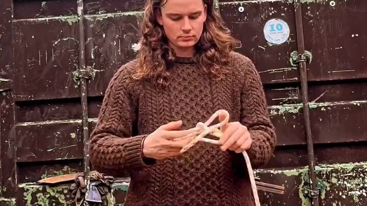 A foreign guy's ridiculous way of tying knots