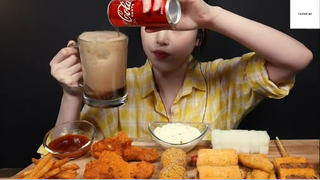 Mì gói xào + mì gói xào phô mai + gà chiên giòn rụm  1 #bento