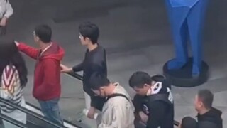 ทันทีที่เซียวจ้านจากยุคกู่เว่ยปรากฏตัว เสียงกรีดร้องก็ดำเนินต่อไป~ น้องสาวสองคนข้างหน้าดูสับสน 555