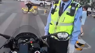 男子骑着50万的机车上路，交警小哥一番询问，把交警小哥惊讶到了