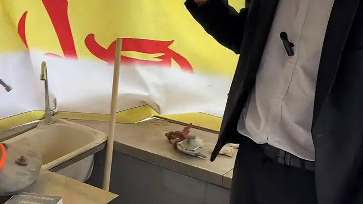 Pintu anti-maling empat di depan, delapan di belakang?