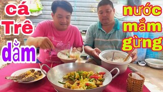 Tâm Chè ăn cá trê trắng chiên, dằm nước mắm gừng . Kế chuyện bán gà ủ muối và mai phôi.