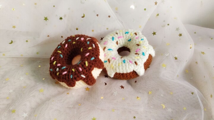 Đan móc len hình bánh donut, nhìn thôi đã thấy thèm rồi phải không