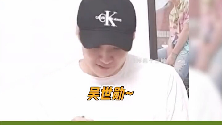 Khi chị phiên dịch của EXO và SJ mà phải dùng đến đủ cả mười tám món “võ nghệ” luôn ha ha ha