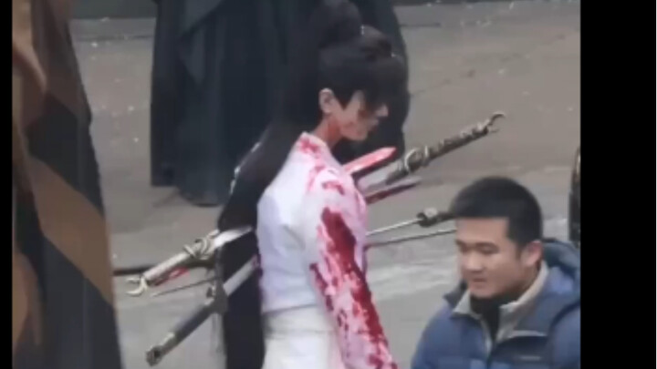 Thiếu gia bị ngàn mũi tên đâm xuyên tim đang thảnh thơi đi lại, bỗng dưng bị lão già kia đâm thẳng v