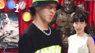 wow wow tuyệt quá anh bạn Ak Dong và điệu nhảy vịt của Liên Xô ( ̀⌄ ́)