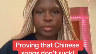 สาวผิวสีร้องเพลงจีนดูเหมือนจะเชื่อฟังมากขึ้น