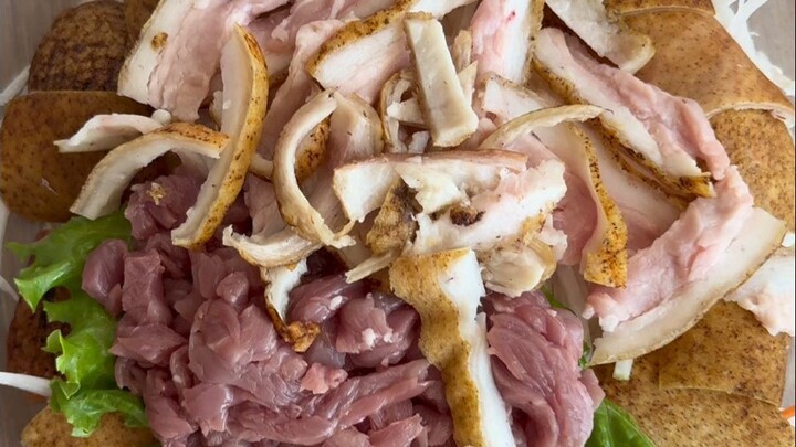 Daging babi mentah dan kulit sapi mentah dari Dali, sekali jatuh cinta pasti tak pernah puas makan