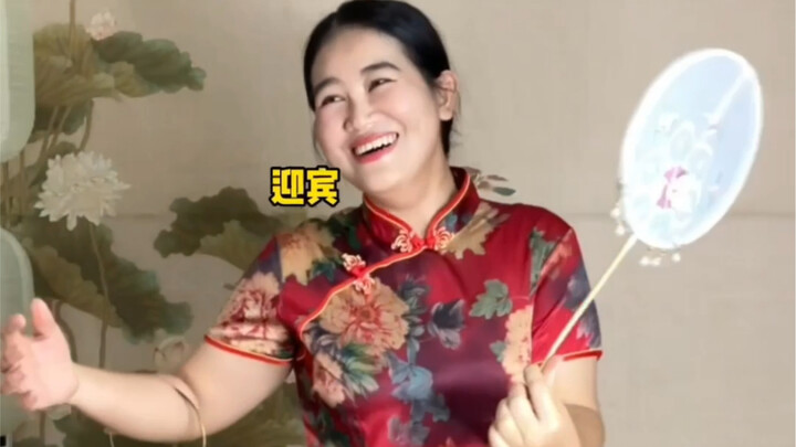 After the Thai nanny put on a cheongsam, she instantly transformed into the epitome of peace and pro