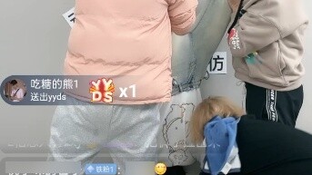 Li Hongyi berdiri di atas kepalanya untuk mencuci rambutnya dan itu membuatku tertawa! ! !