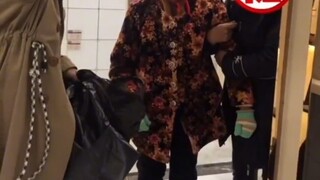 女子欲让老人在展厅马桶排便