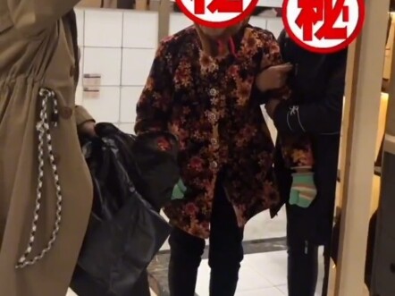 女子欲让老人在展厅马桶排便