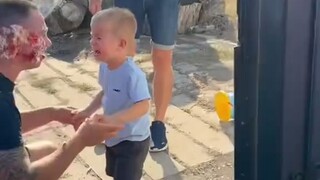 在小孩面前把蛋糕弄到爸爸脸上，宝宝会怎么做……
