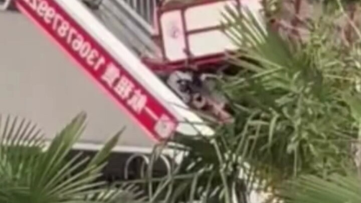 มหาวิทยาลัยเช่ารถกระเช้าช่วยนักศึกษาใหม่ขนย้ายกระเป๋า