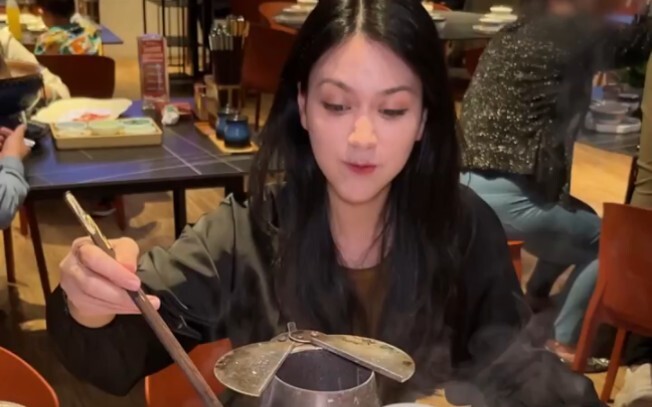Ketika teman-teman perempuan saya yang berkebangsaan Portugis mencicipi Old Beijing Copper Pot Shabu
